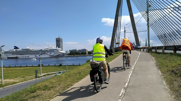 Набережную Большой Невки в Петербурге оснастили велодорожкой