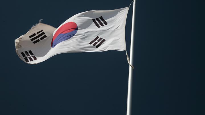 Подкармливают в аэропорту: Сбежавших от мобилизации в России не пустили в Южную Корею