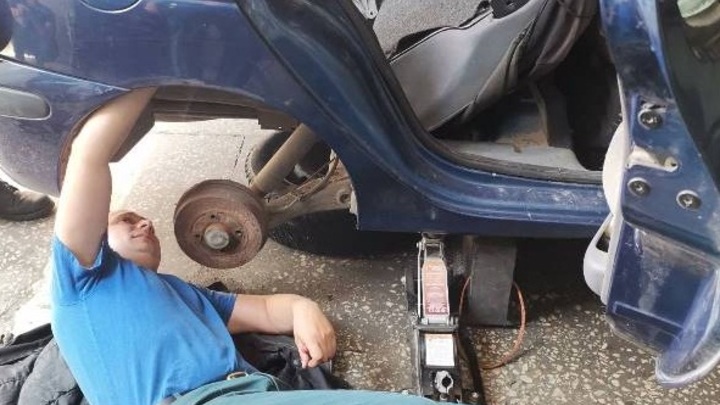 В Витебске спасатели разрезали автомобиль, чтобы извлечь котенка