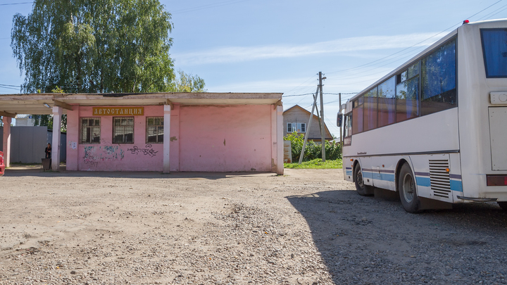 Детям пришлось спать на скамейках: автобус с туристами из Петербурга заглох по пути в Крым