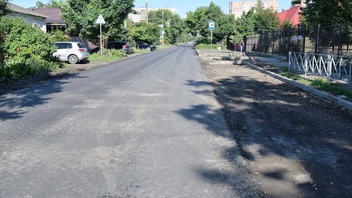 Для удобства родителей: В Краснодаре вдоль школы № 17 оборудуют парковочные карманы