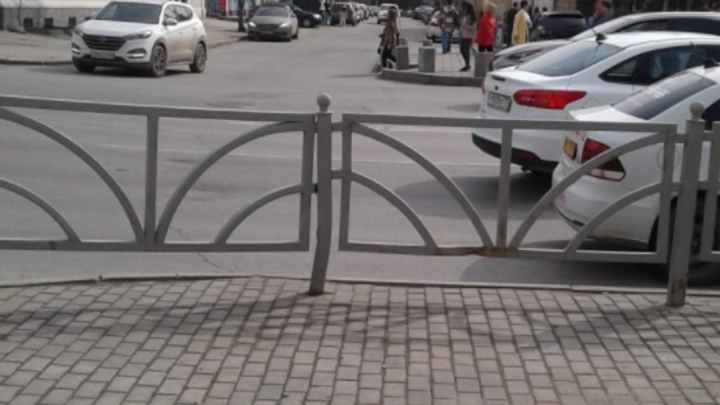В Екатеринбурге начали убирать заборы, стоившие миллионы налогоплательщикам