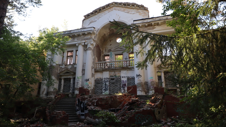 Легендарную Речкуновку хотят продать. Что могут построить на месте заброшенного санатория?