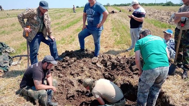 На Кубани поисковики нашли обломки истребителя и установили имя пилота