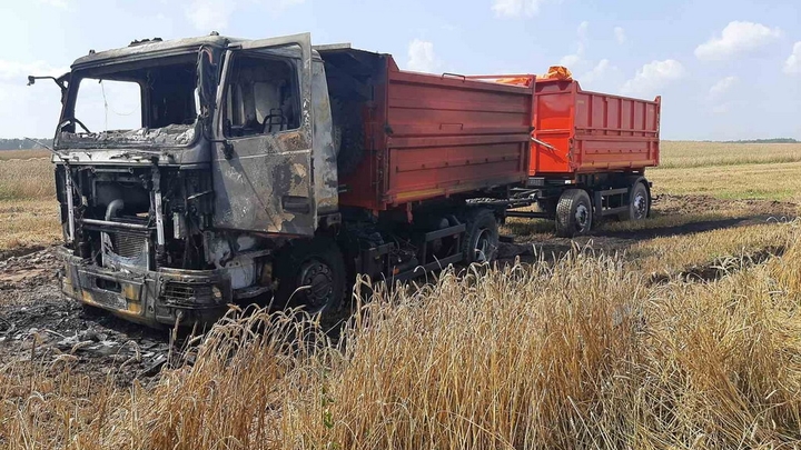 Механизаторы потушили горящий МАЗ на поле с пшеницей