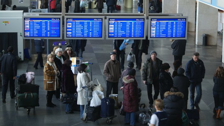 В Кольцово объяснили огромные очереди, на которые жалуются пассажиры