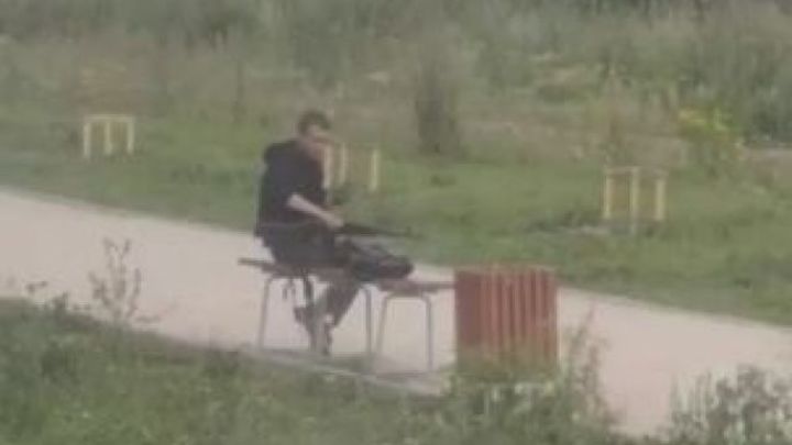 По Екатеринбургу три часа разгуливал мужчина с автоматом в руках