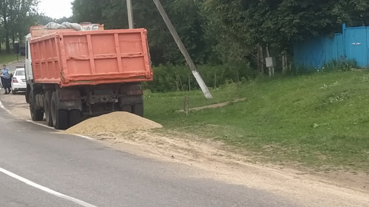 Тонну зерна просыпал белорусский водитель из кузова авто при транспортировке урожая