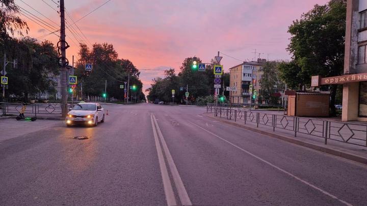 На пешеходном переходе в Самаре сбит мужчина на электросамокате