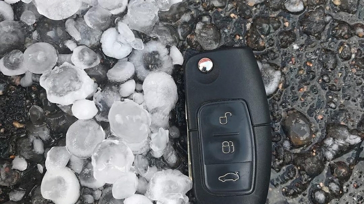 Автомобилисты грустят: в Петербурге мощный град побил машины
