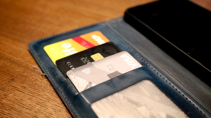 Что делать, если вы нашли чужую банковскую карту: адвокат назвал приемлемые варианты