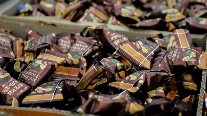 Чуть не стошнило: Нижегородка купила в Магните конфеты, но насладиться ими не смогла. То, что было внутри, отвратительно — фото