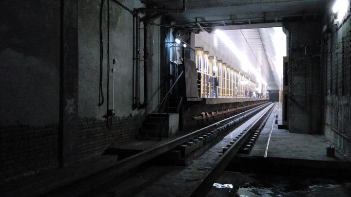 На станции метро в Новосибирске из трещины в стене потекла вода