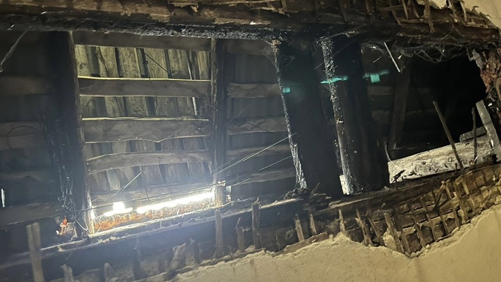 На Среднем Урале во время ливня в квартире рухнул потолок