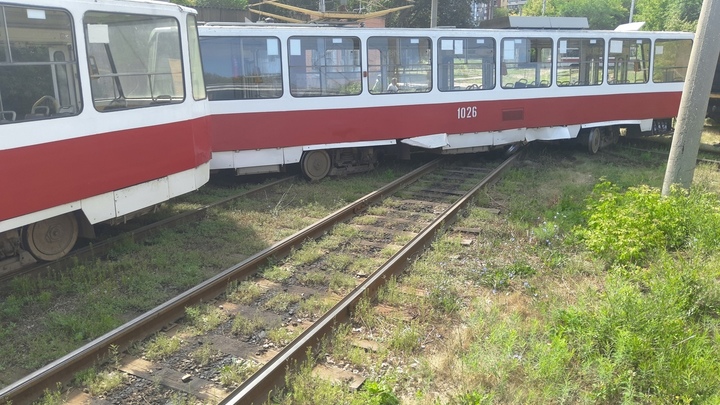 Не вписался в поворот: в Самаре сошел с рельсов трамвай