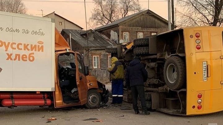 В Районе станции Новки-1 опять ЧП: перевернулся школьный автобус