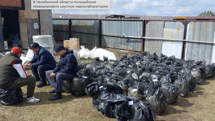 В Челябинской области двое мужчин собрали завод для производства мефедрона в частном доме