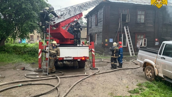 Более 500 квадратных метров: В Новосибирске загорелся дом с 33 жильцами