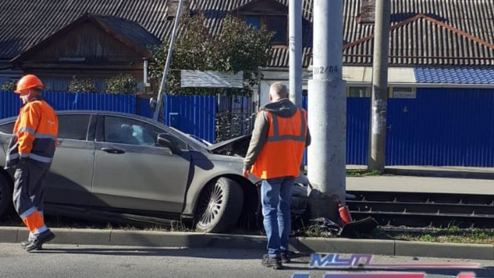 В Краснодаре легковушка на час перекрыла движение трамваев, врезавшись в столб
