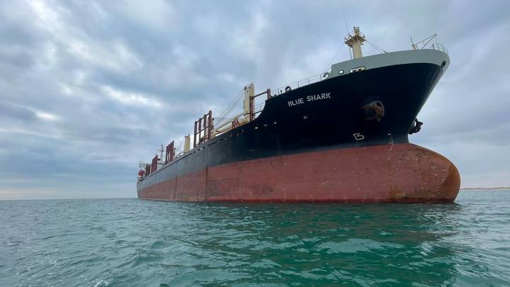 Сухогруз Blue Shark, выброшенный у берегов Анапы, отбуксировали на глубину