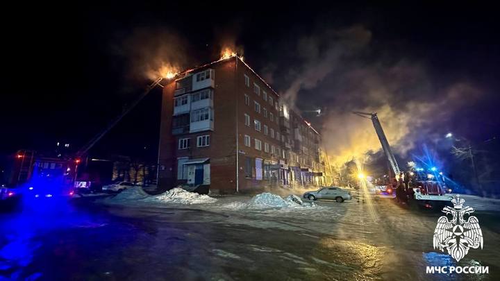 Крыша многоэтажного дома полностью сгорела в Кемерове