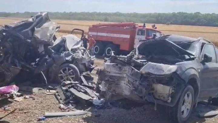 Шесть машин и четверо пострадавших: на Кубани произошло жёсткое ДТП с участием большегрузов