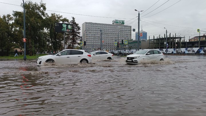 В центре Челябинска образовалось озеро, машины едут по пояс в воде