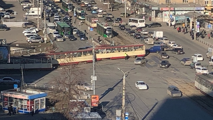 Дорожный коллапс на Теплотехе: появилось видео происшествия