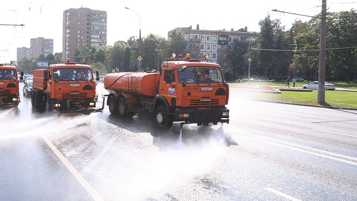 На круглосуточное дежурство в ТиНАО заступили 16 расчётов поливомоечной техники