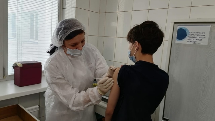 Забайкальские подростки получают второй компонент вакцины Спутник-М