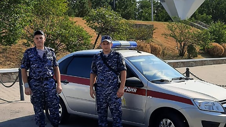 В Краснодаре росгвардейцы при помощи огнетушителя локализовали возгорание в припаркованном авто