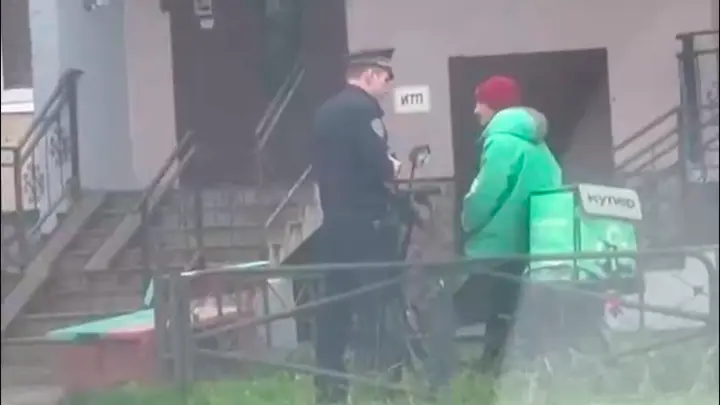 Армия в желтых жилетах: почему курьеры-мигранты стали угрозой для России