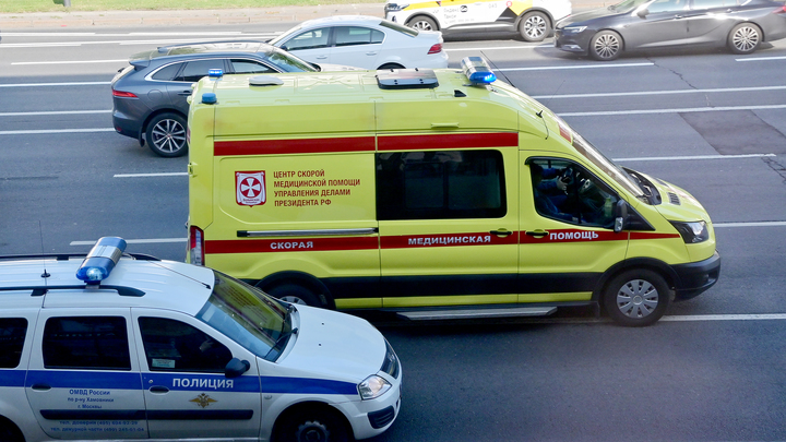 Под Екатеринбургом в столкновении грузовика с автобусом пострадали два человека
