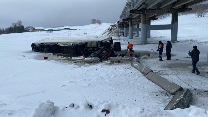 Челябинский водитель погиб в Башкирии: фура упала с моста в реку