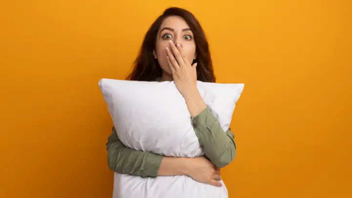 Ученые установили, кому вредно спать на подушке