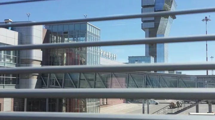 В аэропорту Кольцово забытый багаж оставили на взлетной полосе