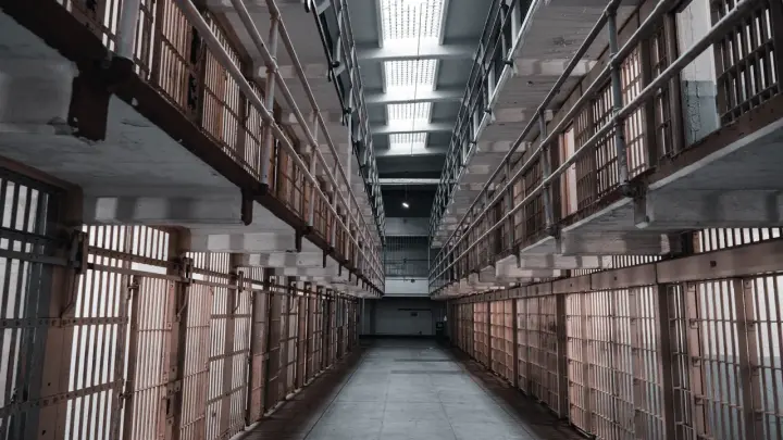 Надзирательница сама оказалась в тюрьме за двойной роман с Коннором и Шарифом