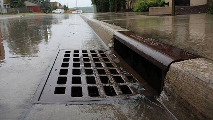 Из-за дождя на улицах Краснодара дежурит водооткачивающая техника