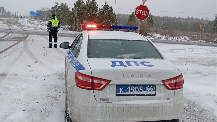 ГИБДД Свердловской области предупреждает водителей: на трассах снова гололёд и снежный накат