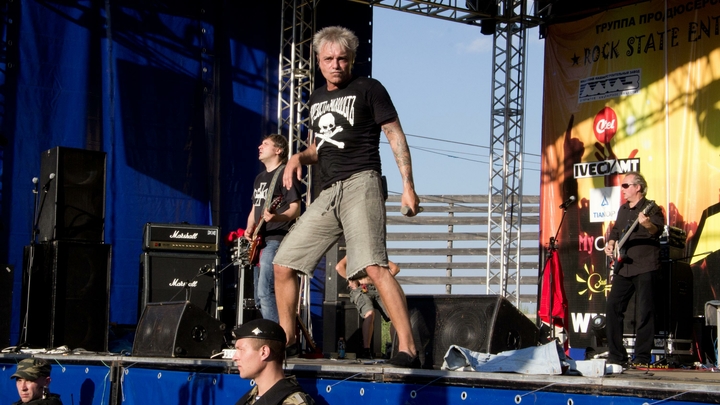 Уйдём в подполье вместе!: Бунт лидера Алисы против QR-кодов поддержали фанаты