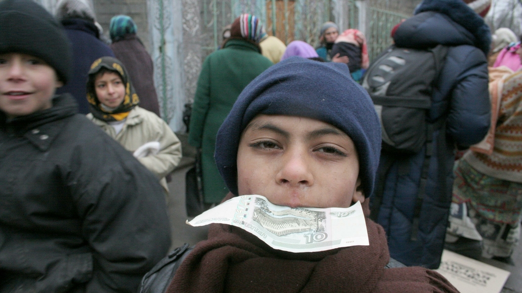 Цыганские дети попрошайки. Цыганка с ребенком. Цыган просит денег. Уличный попрошайка. Берегово цыгане.