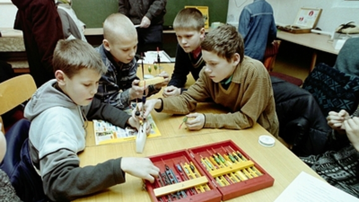 В гимназии Новороссийска ученика прямо на уроке ударили электрошокером