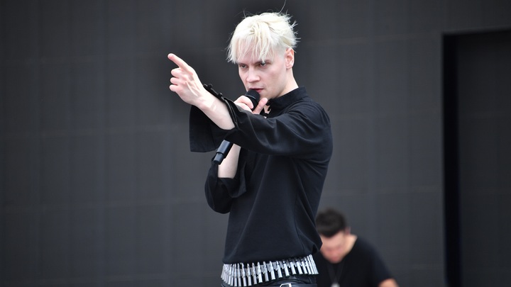 На посольстве США появился флаг России: Концерт-митинг певца Shaman обещает быть жарким