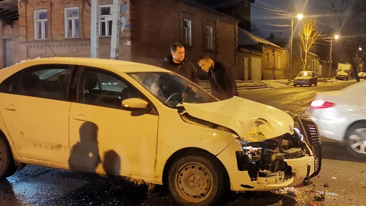 В Ростове женщина врезалась в автобус с пассажирами