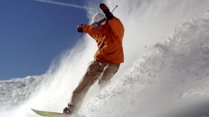 Спасатели пытаются эвакуировать попавших под лавину сноубордистов в горах Сочи