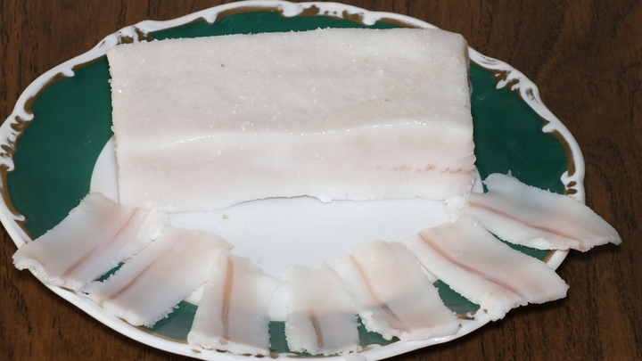 Негде брать сало: Украина закупает продукты у России вопреки собственному запрету - политолог