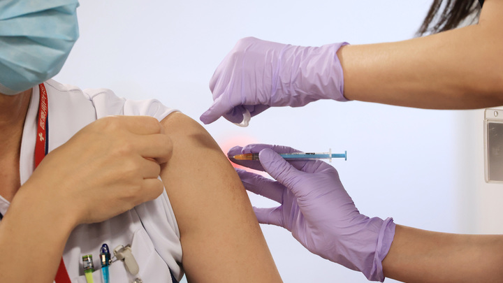 Никаких доказательств нет, но...: США пытаются разобраться в смерти 23 вакцинированных