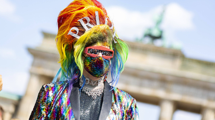 Каждый пятый в России считает мужеложцев больными людьми