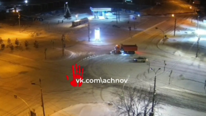 Автомобилисту, улетевшему с дороги в Челябинске, повезло дважды