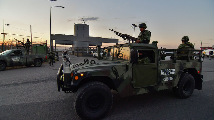 В Мексике полиция задействовала авиацию в 12-часовой битве с наркокартелем Синалоа